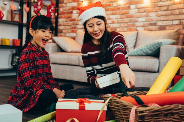 Heureuse Famille Mère Enfant Emballent Boîte Cadeaux Noël Père Noël — Photo