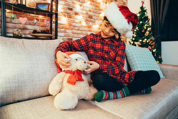 Leende Flicka Med Kvav Leksak Sittande Soffan Inredda Rum Hemma — Stockfoto