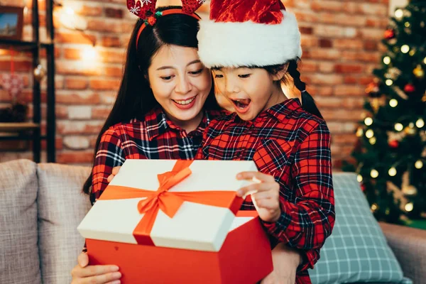 Söta Familjen Öppna Stora Presentförpackning Annandagen Fick Julafton Natten Två — Stockfoto
