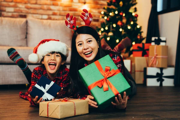 Joyeux Noël Joyeuses Fêtes Jeune Maman Élégante Mignon Enfant Reçu — Photo