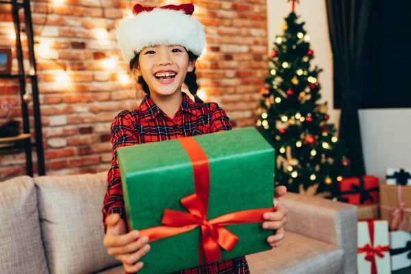 Douce Fille Noël Montrant Boîte Cadeau Appareil Photo Avec Sourire — Photo