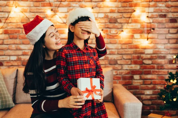 Mamma Kramar Liten Flicka Som Täcker Hennes Ögon Med Händerna — Stockfoto