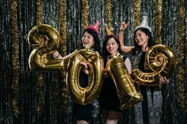 Mutlu yeni yıl 2019 parti gece kulübünde. güzel çekici oldukça göz alıcı muhteşem muhteşem büyüleyici memnun kendinden geçmiş bayanlar moda Kulübü'nde chill out. kutlamaya kızlar geceleri müziğin keyfini çıkarın.