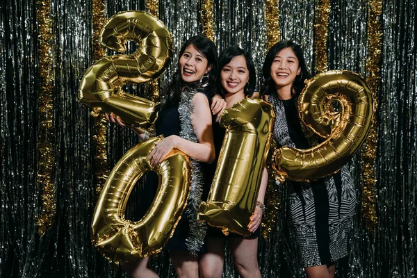 Grupo Amigos Asiáticos Abraçando Juntos Câmera Rosto Mostrando 2019 Balões — Fotografia de Stock