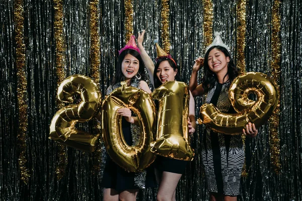 Grupo Amigos Dançando Segurando 2019 Números Cores Balões Ouro Meninas — Fotografia de Stock