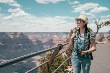 Büyük Kanyon Kuzey Jant çöl güzelliği zevk yürüyüş güzel kadın uzun yürüyüşe çıkan kimse gezgin. kamera konumu üzerinde Milli Parkı gezi güneşli gün mavi gökyüzünün manzarası olan genç bayan turist.