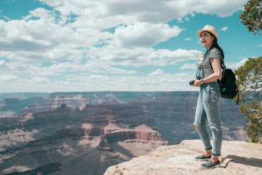 tam uzunlukta seyahat hiking üzerinde Asya seyahat. genç fotoğrafçı Büyük Kanyon Ulusal Parkı üzerinde güzel manzara keyfini çıkarın. Amerika'nın neşeli kadın seyahat etmek tatil.