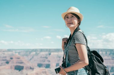 Uzun yürüyüşe çıkan kimse genç kadın Grand Canyon hiking. Güney Rim Arizona ABD ulusal parkta yürüyüş kadın gezgin sağlıklı aktif yaşam tarzı görüntü. Asya Turizm backpacker kum dağda ayakta.