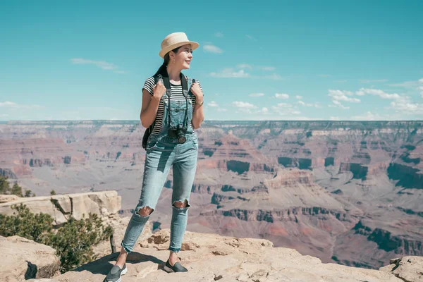 Full Length Hiker Photographer Backpack Standing Top Desert Sightseeing Beautiful — Stock Photo, Image