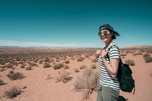 Reizen Levensstijl Backpacker Wandelen Het Warme Zand Grond Met Zonnebril — Stockfoto