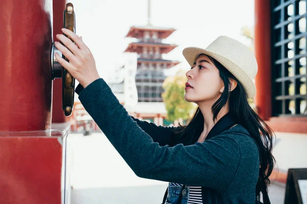 Женщина Путешественница Ощущает Японскую Культуру Касающуюся Железа Висящего Красной Стене — стоковое фото