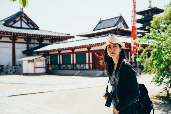 Азіатських Туристичних Відвідати Shitennoji Сонячний День Японський Старого Дерев Яного — стокове фото