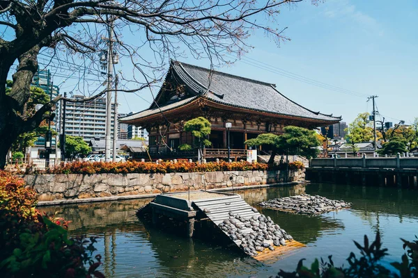 Kaunis Historiallinen Japanilainen Temppeli Rakennus Seisoo Sinisen Taivaan Alla Rauhallinen — kuvapankkivalokuva