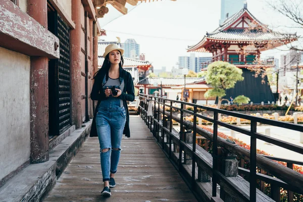 Longitud Completa Una Hermosa Fotógrafa Chica Caminando Edificio Histórico Templo — Foto de Stock