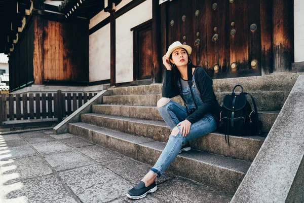 계단에 휴식을 시텐노지에서 제쳐두고 찾고입니다 오사카 여행에서 아시아 — 스톡 사진