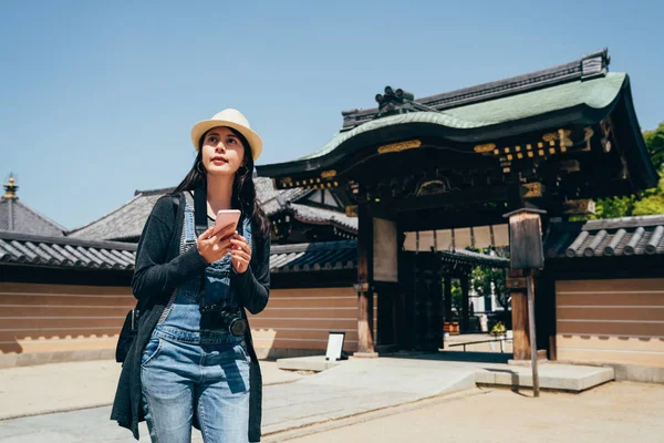 Girl Tourist Holding Mobile Phone Standing Outdoor Blue Sky Sunny — Stock Photo, Image