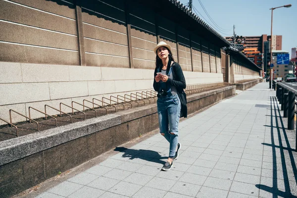 Longitud Completa Chica Turística Caminando Largo Pared Alta Calle Japón — Foto de Stock