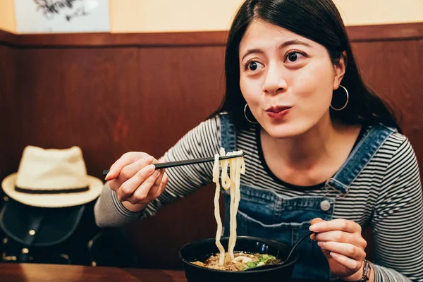 Young Girl Traveler Hungrily Eating Udon Noodles Izakaya Chinese Woman — Stock Photo, Image