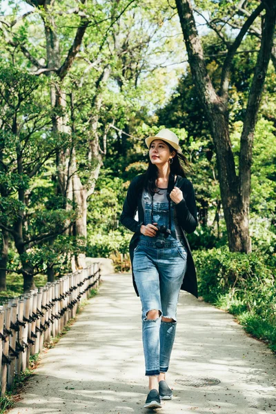 Young Woman Backpacker Walking Japanese Garden Full Length Girl Photographer — Stock Photo, Image