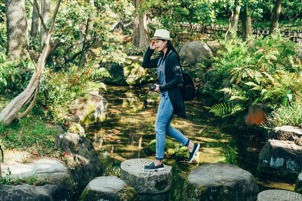 Longitud Completa Joven Caminando Nihon Teien Día Soleado Fotógrafa Dama — Foto de Stock