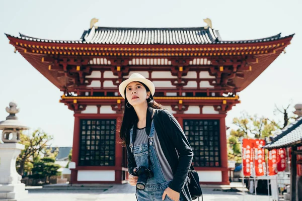 Νεαρό Κορίτσι Ταξίδια Επισκέπτονται Τον Διάσημο Ναό Shitennoji Στην Οσάκα — Φωτογραφία Αρχείου