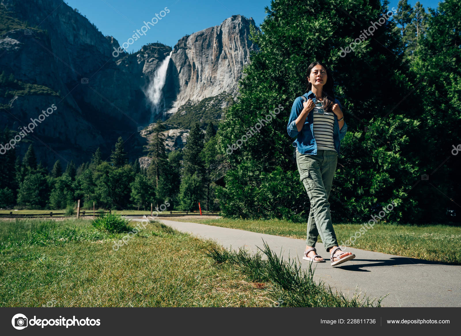 Longitud Completa Joven Mochilero Asiático Caminando Por Camino