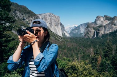 Doğa kadın fotoğrafçı açık havada yosemite Milli Parkı ve hiking sırasında fotoğraf çekmek. Genç Asyalı kız Fotoğrafçılık seyahat doğa california güneşli günde seviyorum. kadın yakınlaştırma alarak fotoğraf.