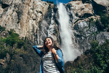Özgürlük kadın aşk doğa vahşi'da yürüyüş yosemite Milli Parkı. güzel kadın backpacker gelin veil falls rahatlatıcı yüz güneş ışığı zevk için ziyaret edin. Genç Bayan seyahat etmek tatil seyahat ABD.