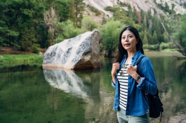 neşeli kadın turistik gezi ayna göl gözleri hiking yaz aylarında çekmek için diğer yer dağ yosemite Milli Parkı içinde. Genç kız backpacker öz ve doğa Kaliforniya ABD destekli.