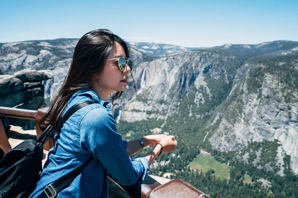 Yosemite Nationaal Park Sightseeing Toeristische Vrouw Californië Populaire Attractie Jonge — Stockfoto