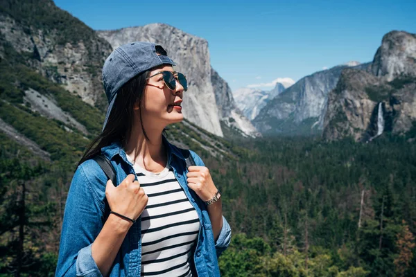 Gözlüklü Kadın Turist Zevk Mavi Gökyüzü Yosemite Milli Parkı Içinde — Stok fotoğraf