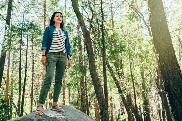 Longitud Completa Chica Excursionista Amor Salvaje Estilo Vida Viajar Bosque — Foto de Stock