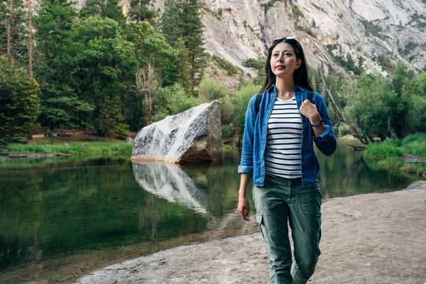 Tatil yosemite Milli Parkı doğa muhteşem manzara seyahat yolculuk tutkusu kadın fiyatı hiking. güzel ayna göl kenarında ormanın su büyük bir kaya ile dağ altında.