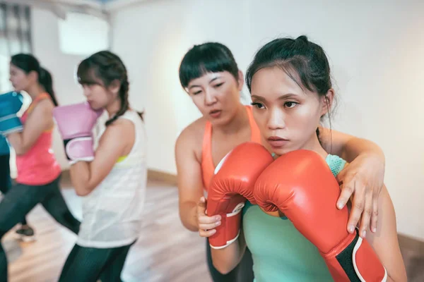 Junge Mädchen Trainieren Die Armmuskeln Fitnessstudio Trainerin Gymnastikunterricht Hilft Lernenden — Stockfoto
