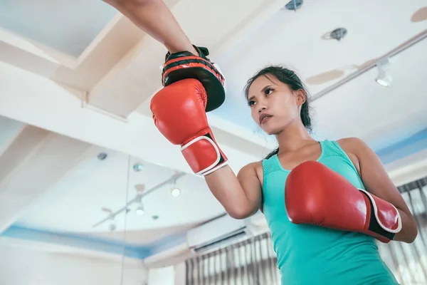 Joven Mujer Deportiva Concentrada Haciendo Puñetazos Practicando Con Entrenador Personal — Foto de Stock