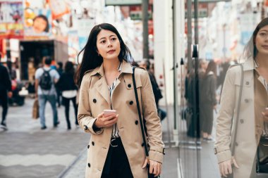 office lady pencere dotonbori osaka Japonya işlek cadde üzerinde yaz satışa alışveriş. yolda yürürken cep telefonu tutan genç kız. Modern işkadını kentsel şehir yaşam tarzı kavramı.