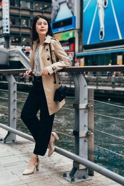 Şehir yaşam tarzı kavramı yaşayan moda kentsel genç kadın tam uzunlukta. kadın iş işçi işten ünlü runner nippon oturum açma dotonbori arkadaşlar bekliyor Nehri yakınında rahatlatıcı sonra.