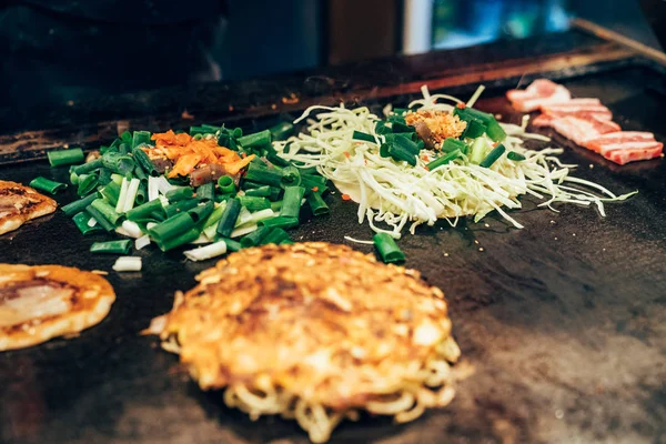 Chef Adding Green Onion Vegetable Cooking Okonomiyaki Local Restaurant Teppanyaki — Stock Photo, Image