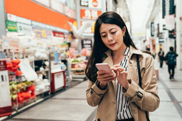 Urban City Modern Asian Girl Using Phone App Checking Shopping — Stock Photo, Image