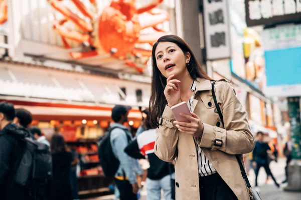 Elegant Asian Girl Using Phone Checking Right Direction Finding Hotel — Stock Photo, Image