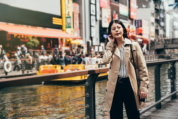 Joven Chica Golpes Pelo Caminando Calle Largo Del Canal Dotonbori — Foto de Stock