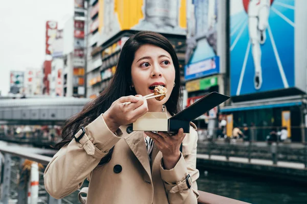 Japonés Chica Trabajador Probar Sabroso Takoyaki Dotonbori Cerca Del Río — Foto de Stock