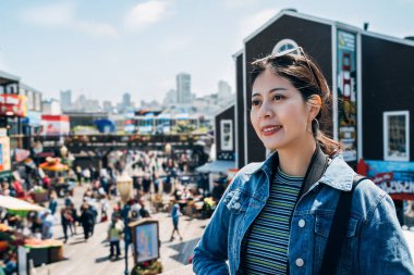 Neşeli kadın kafasına çekici güneşli günde san francisco ünlü alışveriş alanında gezi çevresinde arıyorsunuz gülümseyen güneş gözlüğü takıyor. güzel kız gezgin kendi gezi Amerika destekli.