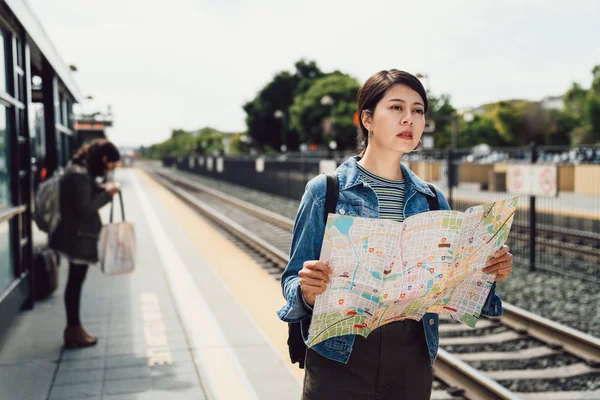 Bayan Kağıt Harita Açık Havada Metro Tren Bekliyorsun Yön Bulma — Stok fotoğraf