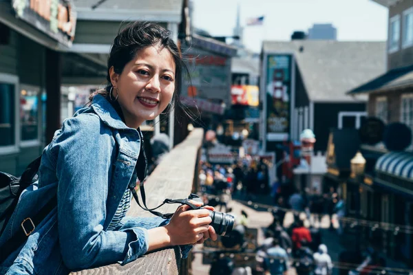 Mujer Alegre Lente Hombre Sosteniendo Cámara Slr Sonriendo Alegremente Muelle — Foto de Stock