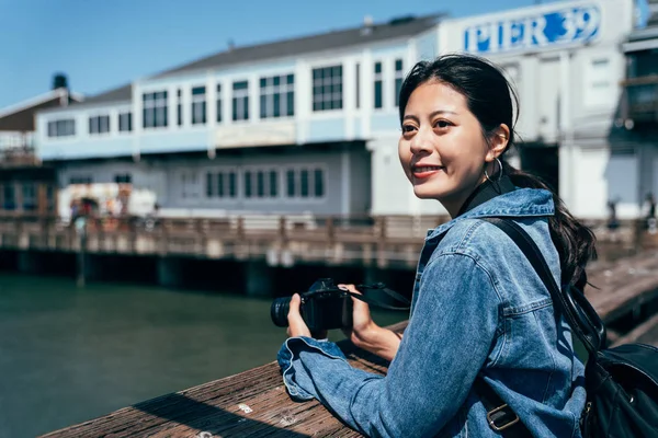 Young Girl Tourist Visit Pier San Francisco Female Photographer Holding — Stock Photo, Image