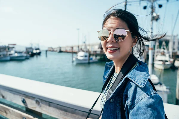 Joven Feliz Dama Sonriente Cara Cámara Con Gafas Sol Pie — Foto de Stock