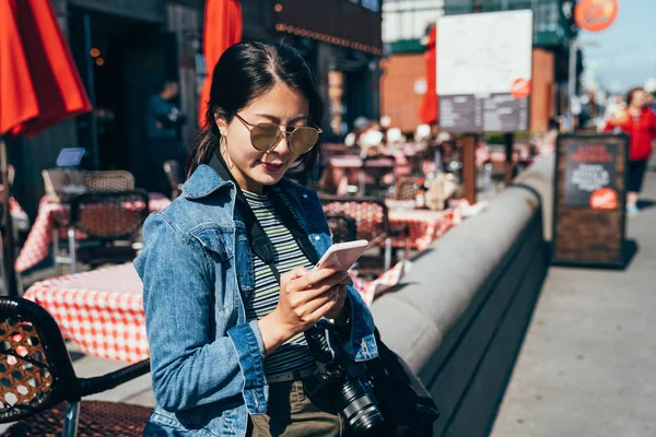 Local Girl Relying Restaurant Outdoors Busy Urban Using Mobile Phone — Stock Photo, Image