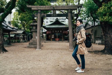 Japonya'nın osaka ünlü cazibe tenmangu ziyaret yürüyüş Asya fotoğrafçı. ağaçların çevreleyen tarihi huzurlu yer. taş yakın ve Şinto toro fenerler.