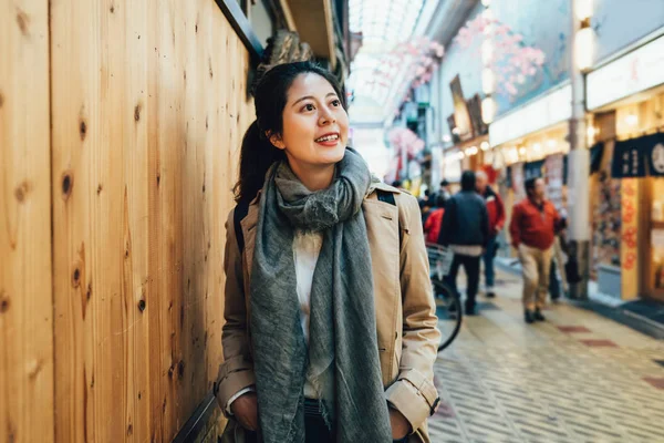 Young Lady Tourist Curious Face Looking Local Specialty Shop Woman — Stock Photo, Image